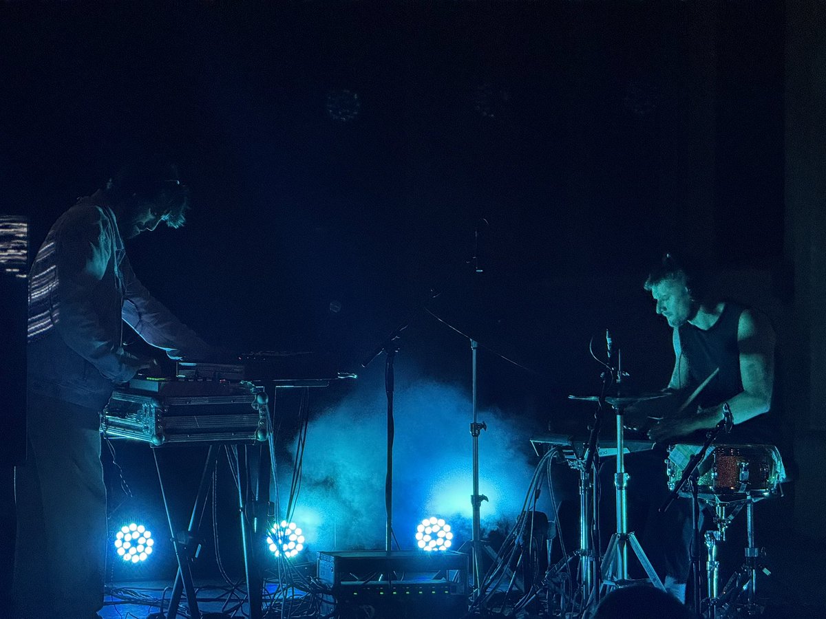 medol_TGN's tweet photo. Electrònica sintètica, patrons repetitius i un directe entre la pista de ball i l’abstracció a la #NitdelsMuseus a #MèdolTGN
Així ha sonat b1n0 amb els visuals d’Eduard Frígola aquesta nit sobre una de les emblemàtiques sitges de la Tabacalera!
#DigitalAfterAll https://t.co/u5rkeurIxg
