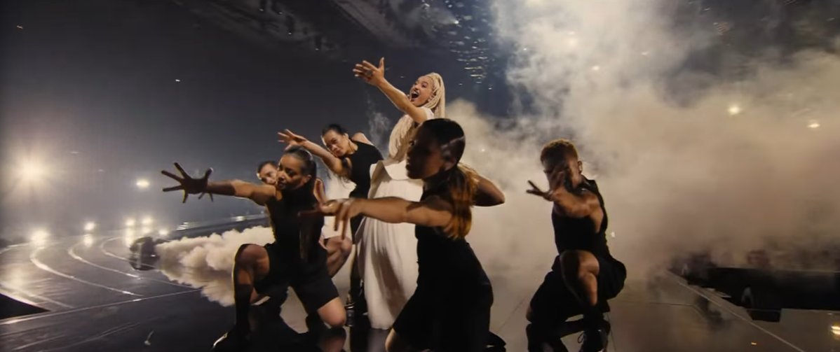 eurovision_br's tweet photo. 🇫🇷 | França #15 - Grande Final

Monroe - "Regarde !"

A MONROE NUNCA ERRA!! Zikei, parece que ela deu uma leve escorregadinha na parte final... mas alguém liga? Sério mesmo?

Talvez não brigue pra vencer porque o stagign é bem comum, não é dinâmico e tem ângulos pouco criativos (tirando o shh)

Excelente cantora, jovem e prodígio da música!

#Eurovision2026 #Eurovision #eurovision_br #brasilvision
#regarde #monroe