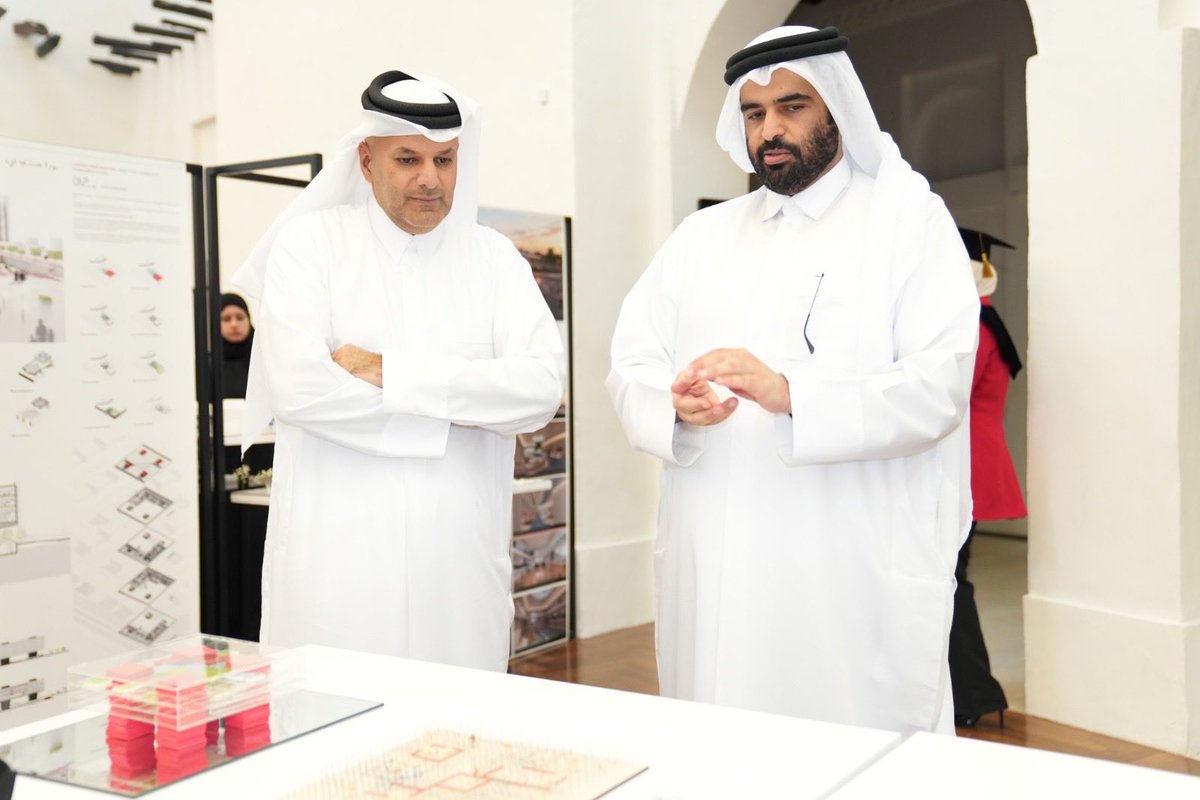 ABAAl_Thani's tweet photo. شهدتُ اليوم زيارةً متميزة للمعرض السنوي لقسم العمارة والتخطيط العمراني في جامعة قطر، الذي أُقيم تحت شعار "معمار: من التعليم إلى الأثر" باستضافة متاحف مشيرب، حيث استعرض مشاريع ذات طابع إبداعي وعملي قادرة على تلبية احتياجاتنا المحلية.
لقد عكست أعمال الخريجات تركيزاً واعيًا على أولويات التجديد الحضري والحفاظ على الإرث الثقافي، وأكدت على امتلاكهن الرصانة المهنية والرؤية الثاقبة التي تتطلبها ريادة قطر في التنمية المستدامة؛ ليبقى مستقبل وطننا واعدًا وفي أيدٍ أمينة.