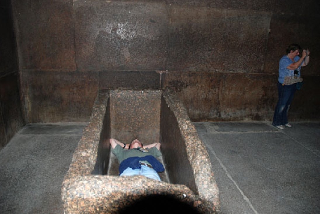 Chronocivilis's tweet photo. What it looks like when someone is lying inside the King’s Chamber sarcophagus. The photos were taken in the late 1990s.
Source: https://t.co/WNdJuxNEJC
#Pyramid #Cheops #Khufu #Egypt #History #AncientEgypt https://t.co/GCZgxZqdb4