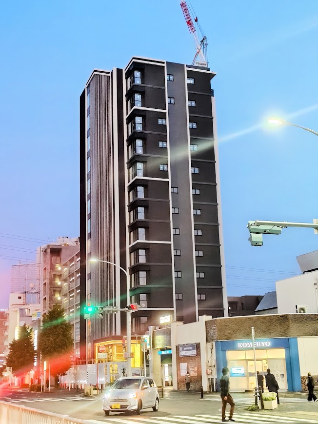 nagoyathematch's tweet photo. 名古屋新築マンション探訪シリーズ 名東区 一社駅すぐ 【ローレルコート一社駅前】https://t.co/DIfvY6YRnF
近鉄不動産 定点観測 14階建て 44戸

ついに姿を現しました！

第2期販売が10月→12月→2月下旬→6月下旬予定となっています。が、ここまで来れば実物見て決められるって事で良いのかも知れませんね。

◯第2期販売予告
5戸　3,900万円台～20,900万円台
1LDK～3LDK　36.45㎡〜120.93㎡

しかし・・・一社で120㎡、2億とは凄い価格ですねえ。
逆に1LDK3900万台レベルが何戸あるか分かりませんが、買い手を選ばないと速攻で転売ヤー→賃貸化も頭に入れておく必要がありそうですね。
って、地元民だとここまで目立つのは住みにくいので、2億の部屋もその可能性大有りですが。
その辺りは実需の人は悩みどころかも知れませんね。