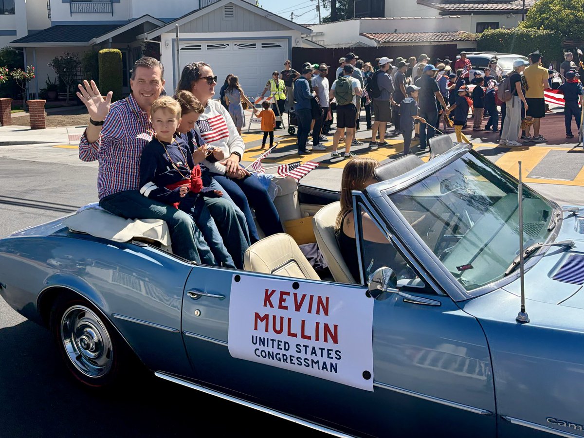 RepKevinMullin's tweet photo. 🇺🇸 Nothing like being home with family, friends and community. Thanks to @CityofSanCarlos for a festive Hometown Days parade! https://t.co/fgFgWWKkZ1