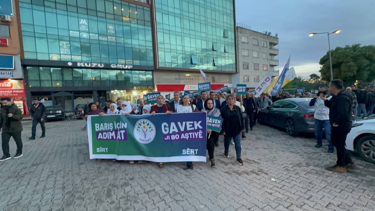 DemSiirt's tweet photo. Gelê Sertê îro ji bo aşitîyê gav avet û ber bi aşitîyê ve meşîya. Daxwaza xwe ya aştiyê carekî dî dibare kir!

Siirt halkı bugün barış için adım attı ve barışa doğru yürüdü. Barış isteğini bir kez daha haykırdı! https://t.co/WxICUqUMJ5
