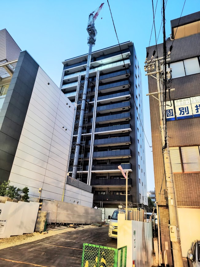 nagoyathematch's tweet photo. 名古屋新築マンション探訪シリーズ 名東区 一社駅すぐ 【ローレルコート一社駅前】https://t.co/DIfvY6YRnF
近鉄不動産 定点観測 14階建て 44戸

ついに姿を現しました！

第2期販売が10月→12月→2月下旬→6月下旬予定となっています。が、ここまで来れば実物見て決められるって事で良いのかも知れませんね。

◯第2期販売予告
5戸　3,900万円台～20,900万円台
1LDK～3LDK　36.45㎡〜120.93㎡

しかし・・・一社で120㎡、2億とは凄い価格ですねえ。
逆に1LDK3900万台レベルが何戸あるか分かりませんが、買い手を選ばないと速攻で転売ヤー→賃貸化も頭に入れておく必要がありそうですね。
って、地元民だとここまで目立つのは住みにくいので、2億の部屋もその可能性大有りですが。
その辺りは実需の人は悩みどころかも知れませんね。