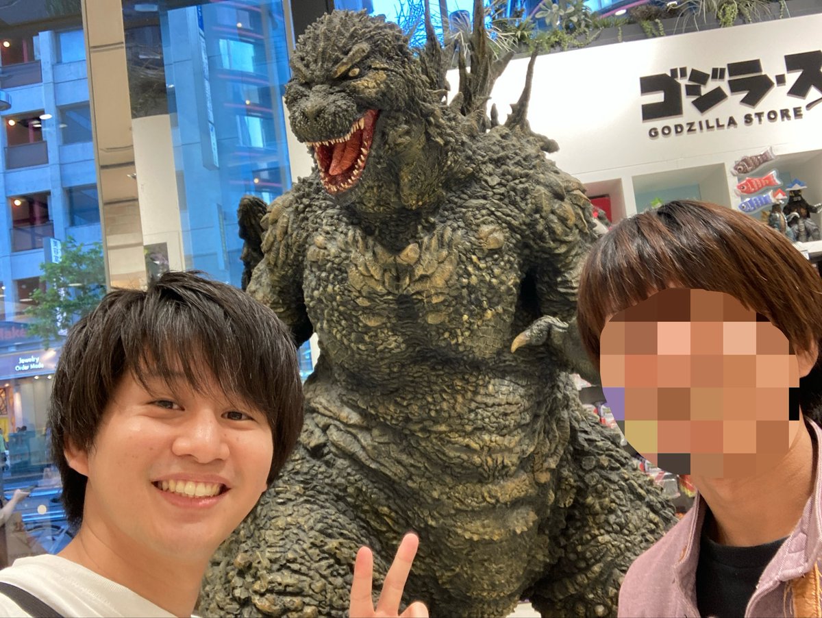 imaider_man's tweet photo. #アギト超能力戦争 

25周年とのことで
小2の時にアギトで仲良くなった友達と
約20年ぶりに再会し一緒に観た！

彼の影響でスパイダーマンや
バックトゥザフューチャー好きに。
彼がいなかったら、今の僕はない！
写真は関係ないゴジラと。（笑）

家に帰ったら25年ぶりに変身したくなったので（笑） https://t.co/uCVBGOwLPc