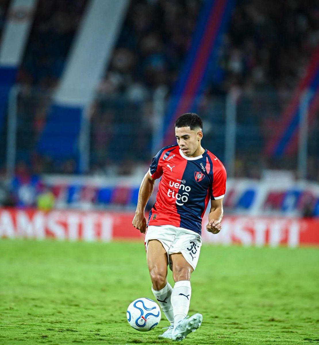 cuevasmati_'s tweet photo. Adriano Chaparro, padre de Marcelo Chaparro en comunicación con @SomosVsSports:

“Por algo en Cerro está el slogan de “La Mejor Cantera del País”, impresionante el trabajo que hay ahí y como le acompañaron a mi hijo”

“Él siempre fue número 10, Jubero le puso de lateral después” https://t.co/qbg9J8JTo1