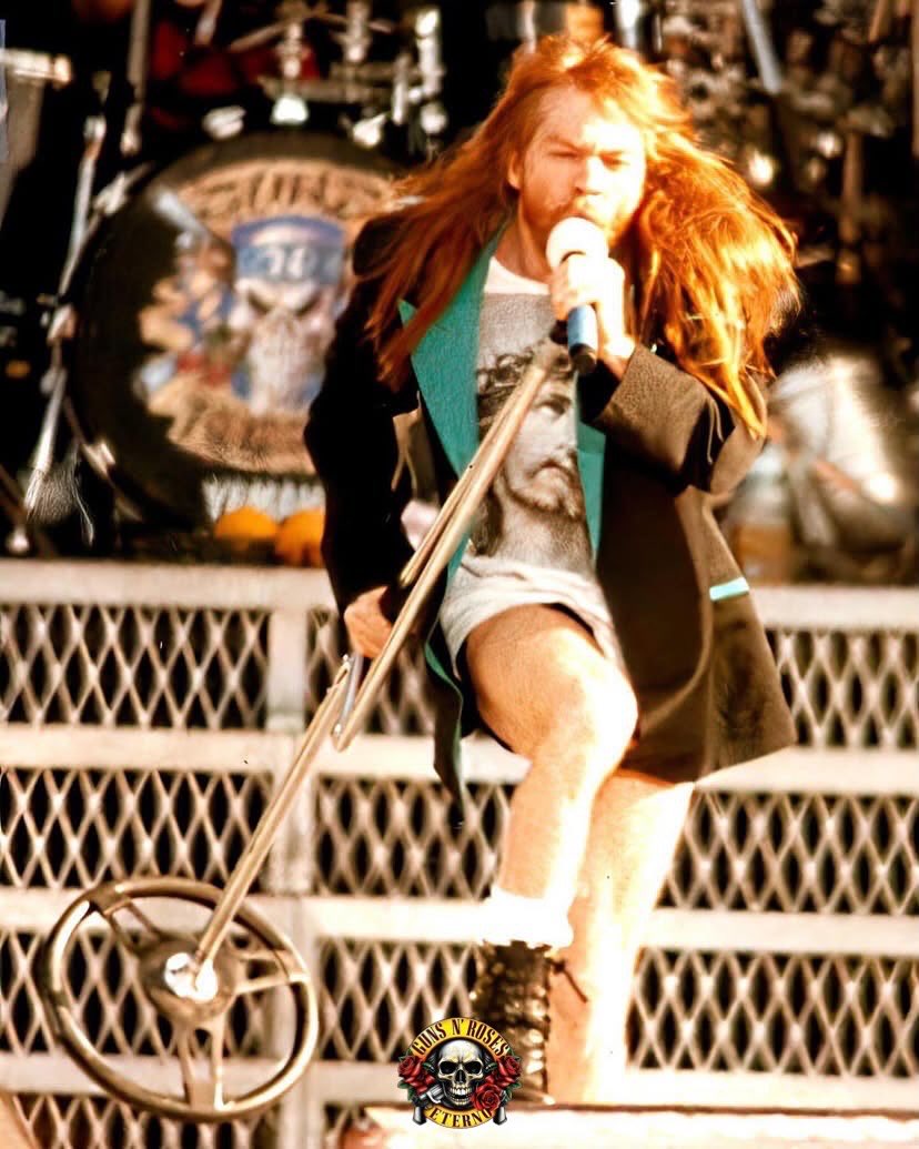 Trashed Slash 16 de maio de 1992, @gunsnroses se apresentou no Slane Castle, em Slane ...