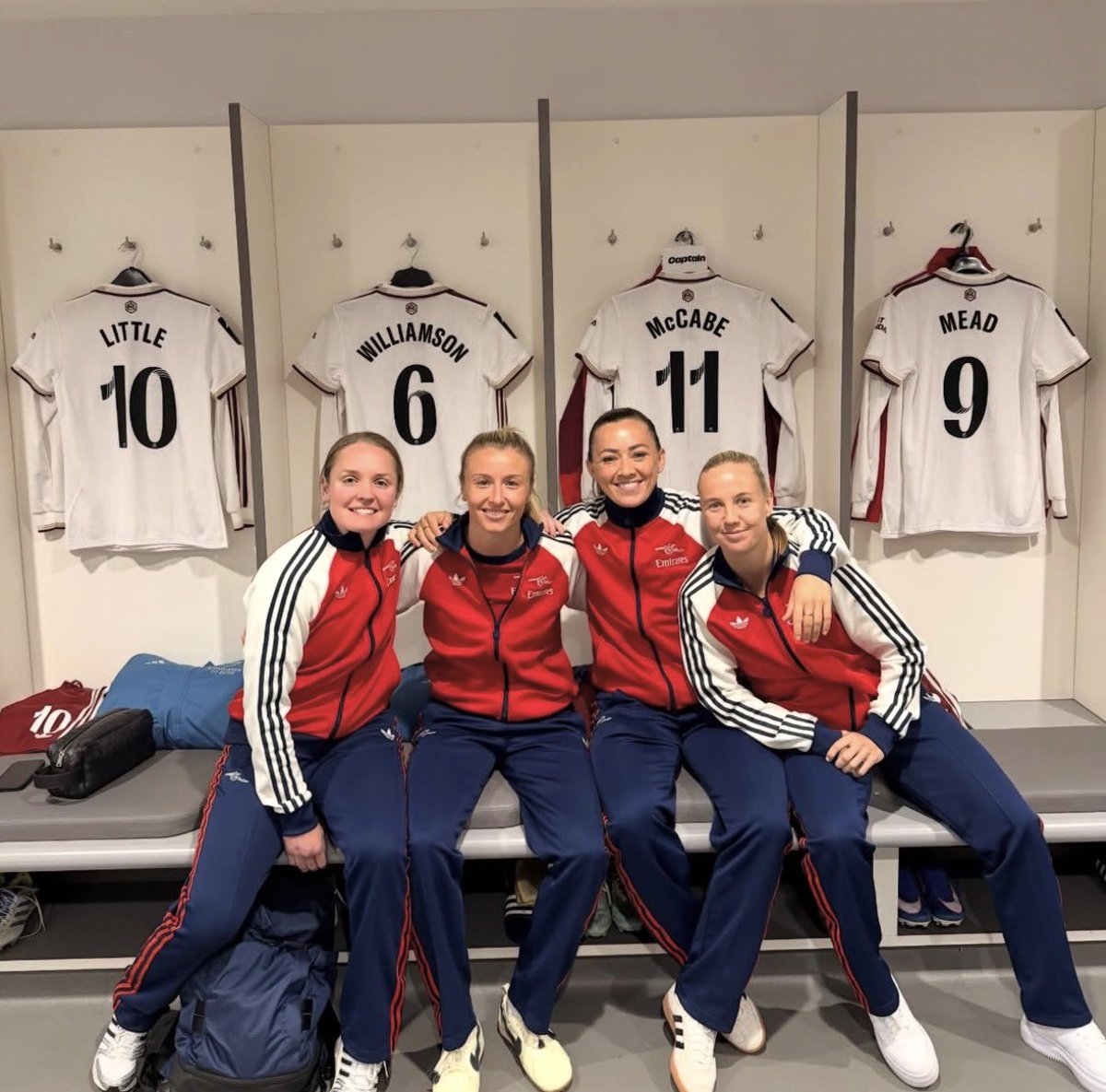 lessirusso_'s tweet photo. grateful for these players and what they have done for this club your legacy will always be remembered!! Arsenal legends❤️🤍 https://t.co/VTa8ecRJUB