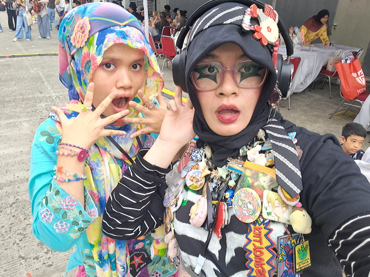 thisisallybtw's tweet photo. comifuro day 1 pics w my decorated twin :) https://t.co/lOdpL4DO1b