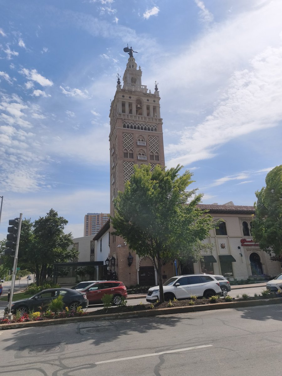quantforall's tweet photo. Está semana he estado en Kansas City y hay una curiosidad que pocos saben.

Kansas City está hermanada con Sevilla y de ahí que en Sevilla tengamos la Avenida Kansas City con su famosa estatua del indio.

Pero es que Kansas City tiene una réplica de la Giralda que no está nada mal.

Con su Giraldillo y todo.