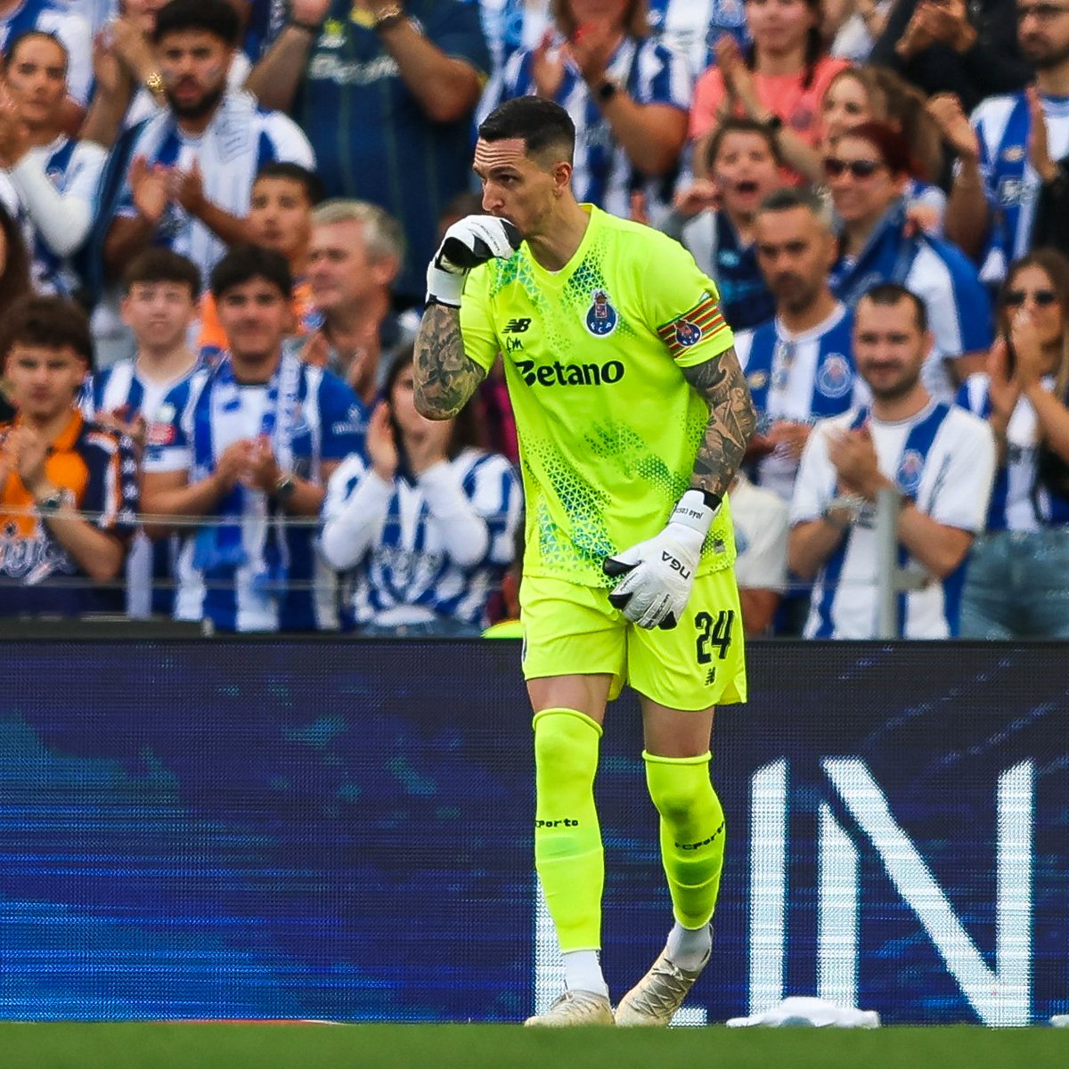 FCPorto's tweet photo. Feito para 𝒗𝒆𝒏𝒄𝒆𝒓. João Costa, campeão em todos os escalões pelo Futebol Clube do Porto.

#ConseguimosJuntos 💙 https://t.co/E7YYaeWdxD