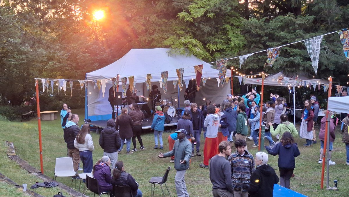 ATD_Europe's tweet photo. Day 2 at the @ATD4thWorld Festival "The Days to Build Tomorrow" at the ATD International Centre near Paris in Département du @valdoise.
From Thursday to Sunday 400 visitors will debate #SocialJustice, #GenderJustice, #EpistemicJustice and #EnvironmentalJustice issues with the lens of the people stuck in #Poverty and #SocialExclusion in Europe.

#DaysToBuild #EndPoverty #LeaveNoOneBehind @ATDIntPresident @AtdMTP @AtdYouth @ATDQM @ATDQMInt @ico17president https://t.co/WRF2bpecAR