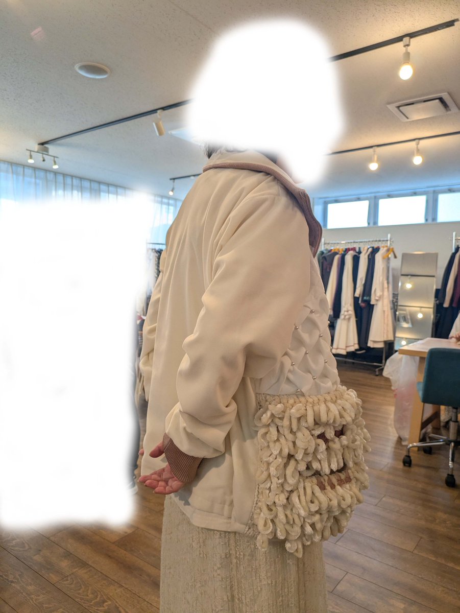 ブルゾン可愛い。キバがピンクなのもキュンです。重いかと思ったら軽い