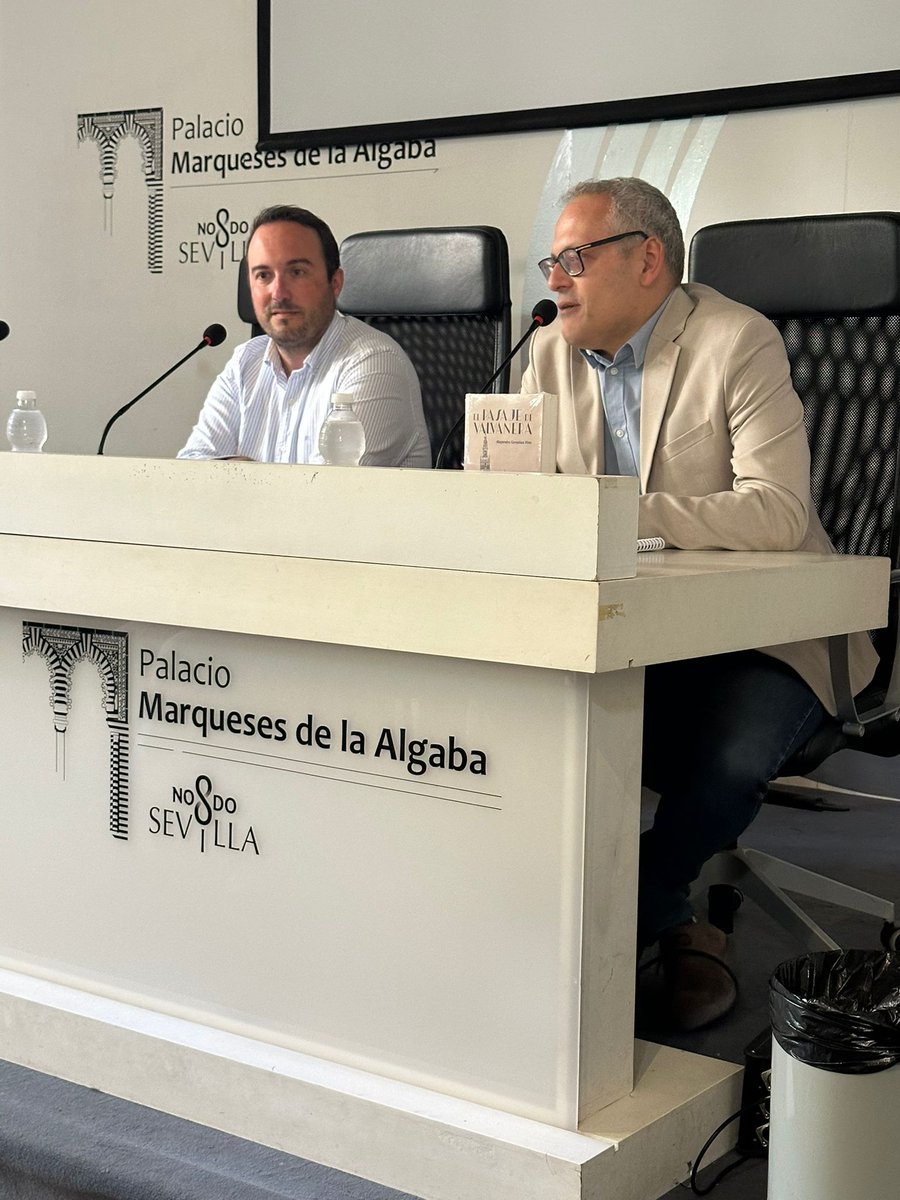 Alejandro__Glez's tweet photo. Muy buen ratito en la presentación de #ElPasajedeValvanera, con @ferperezavila. Disfruté mucho con todos vosotros y me lo pasé genial. Espero que os guste la novela!! https://t.co/opgW9ONDYc