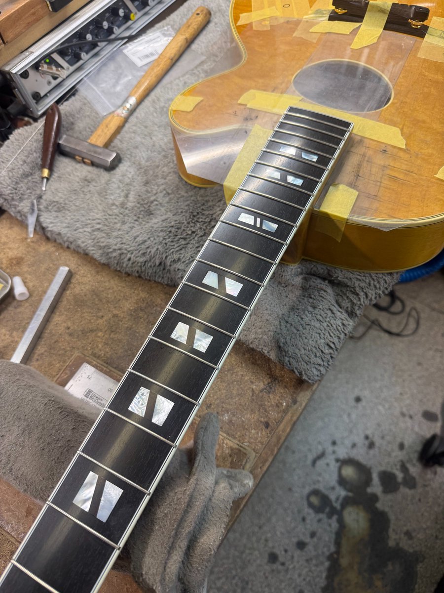 Enfini_CW's tweet photo. フレット打ち完了！

後ろの金槌はフレット打ち用じゃ無いですからね！
こんなの使ったらへこみますから！

セッター用です。
指板もフラットにパーフェクトです！ https://t.co/bdMnA3Grrp
