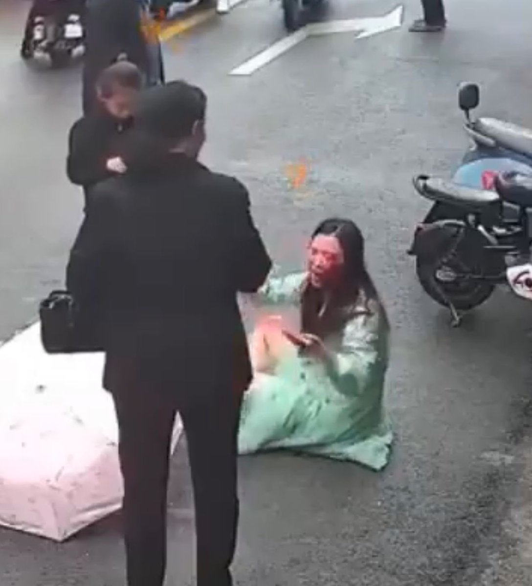 mog_russEN's tweet photo. 🚨⚠️ Sensitive

A dog attacked a woman the moment she tried to pet its head. https://t.co/XMXPtOrzmY
