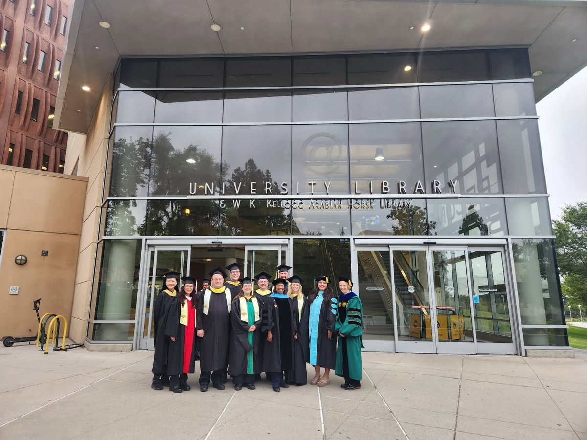 cpplibrary's tweet photo. University Library faculty, Associate Dean Karshmer, and Dean Peppers congratulate the Class of 2026!!! https://t.co/SVVjOjRWSU