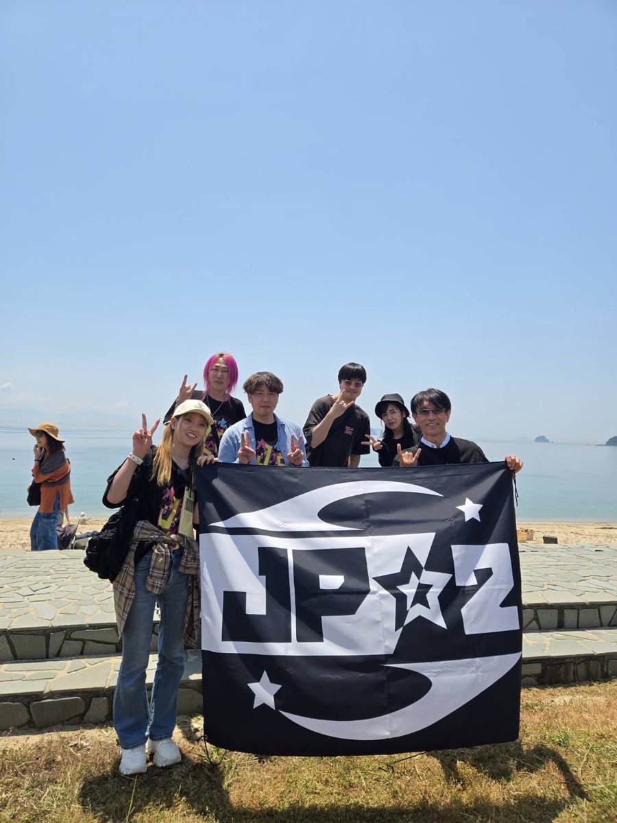 JACKPOT2_MFP's tweet photo. 「みかんの花かおる音楽祭」
出演させて頂きました！
最高の晴天の下、島の皆さまに温かく迎えて頂き演奏中にはバンド幕を掲げてくださったりもして感謝感動するばかり😭
最後までいれませんでしたが、またゆっくり参加したいイベント！
明日5/17YouTube配信もあるのでぜひ！

https://t.co/KDIfMtZ4Hf https://t.co/zbGq5iE95X