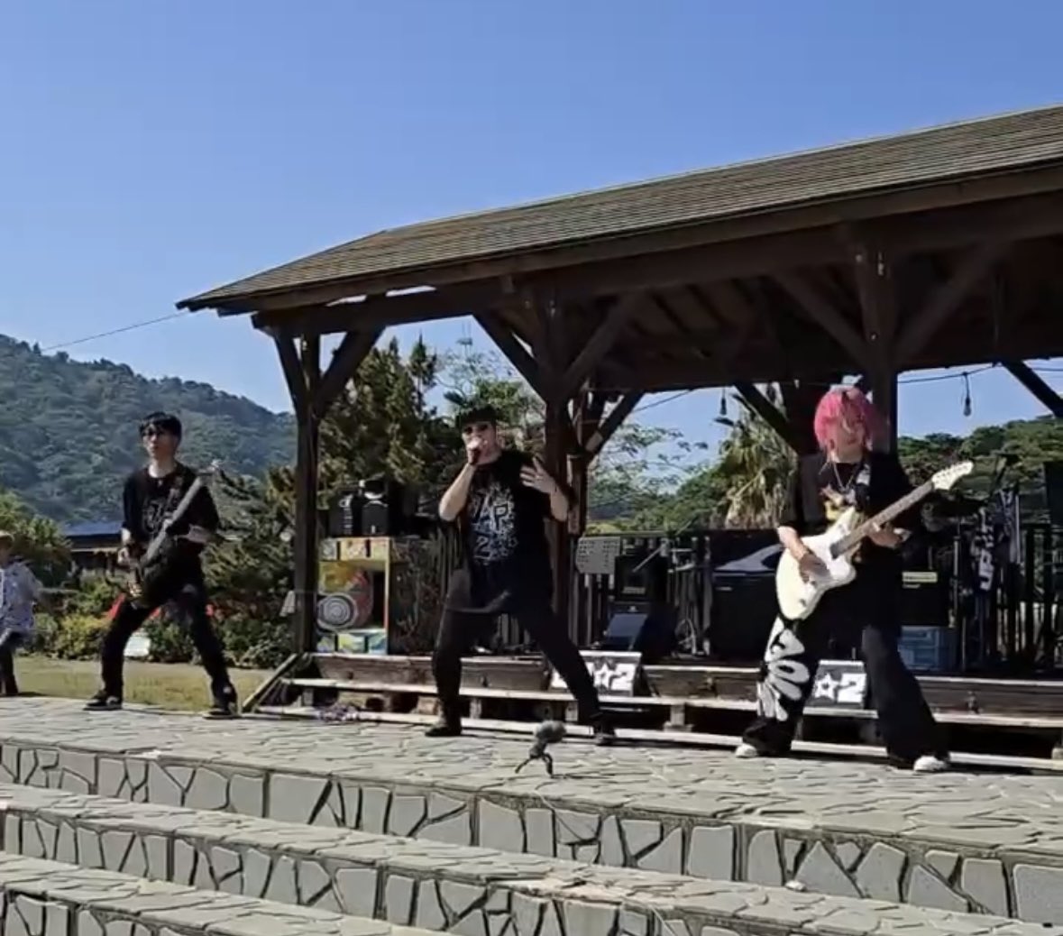 JACKPOT2_MFP's tweet photo. 「みかんの花かおる音楽祭」
出演させて頂きました！
最高の晴天の下、島の皆さまに温かく迎えて頂き演奏中にはバンド幕を掲げてくださったりもして感謝感動するばかり😭
最後までいれませんでしたが、またゆっくり参加したいイベント！
明日5/17YouTube配信もあるのでぜひ！

https://t.co/KDIfMtZ4Hf https://t.co/zbGq5iE95X