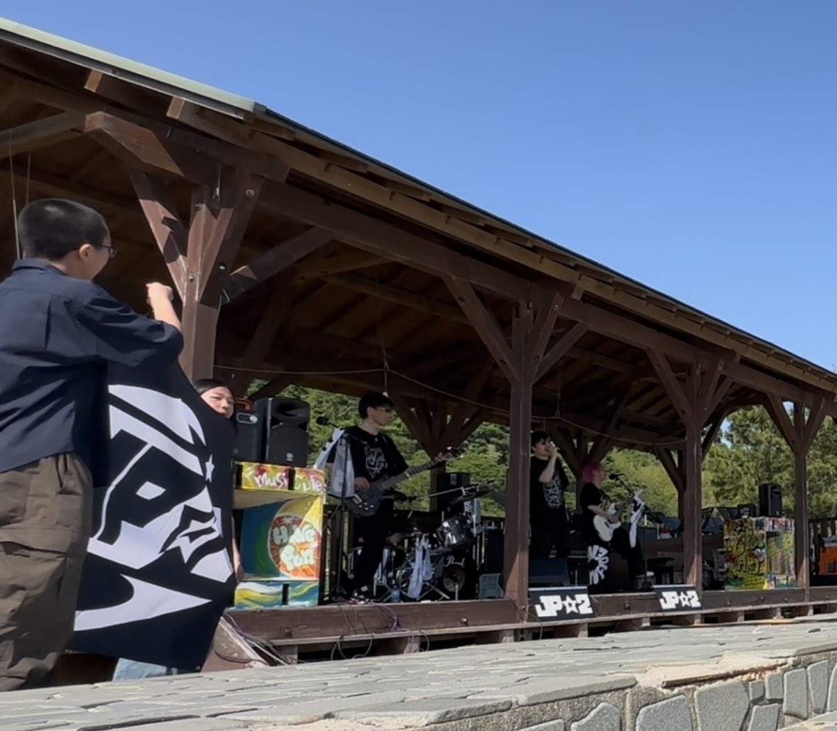 JACKPOT2_MFP's tweet photo. 「みかんの花かおる音楽祭」
出演させて頂きました！
最高の晴天の下、島の皆さまに温かく迎えて頂き演奏中にはバンド幕を掲げてくださったりもして感謝感動するばかり😭
最後までいれませんでしたが、またゆっくり参加したいイベント！
明日5/17YouTube配信もあるのでぜひ！

https://t.co/KDIfMtZ4Hf https://t.co/zbGq5iE95X