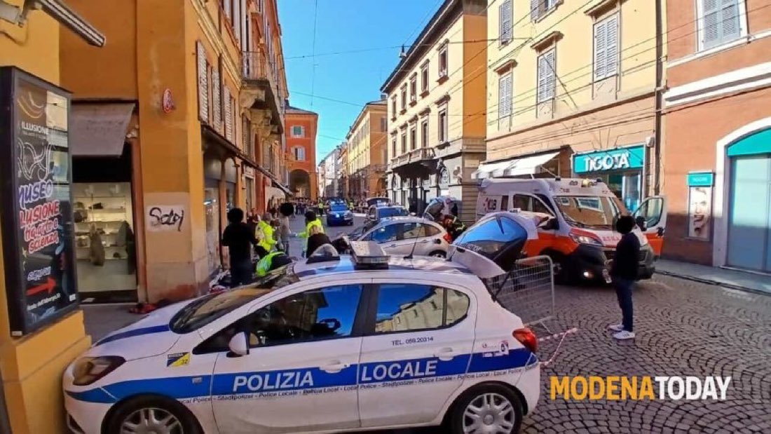 AlertaNews24's tweet photo. 🇮🇹 | URGENTE: Un automóvil a gran velocidad ha arrollado a una decena de peatones en el centro de Módena en Italia. Se reportan varios heridos en la zona. https://t.co/2TP2He8HYe