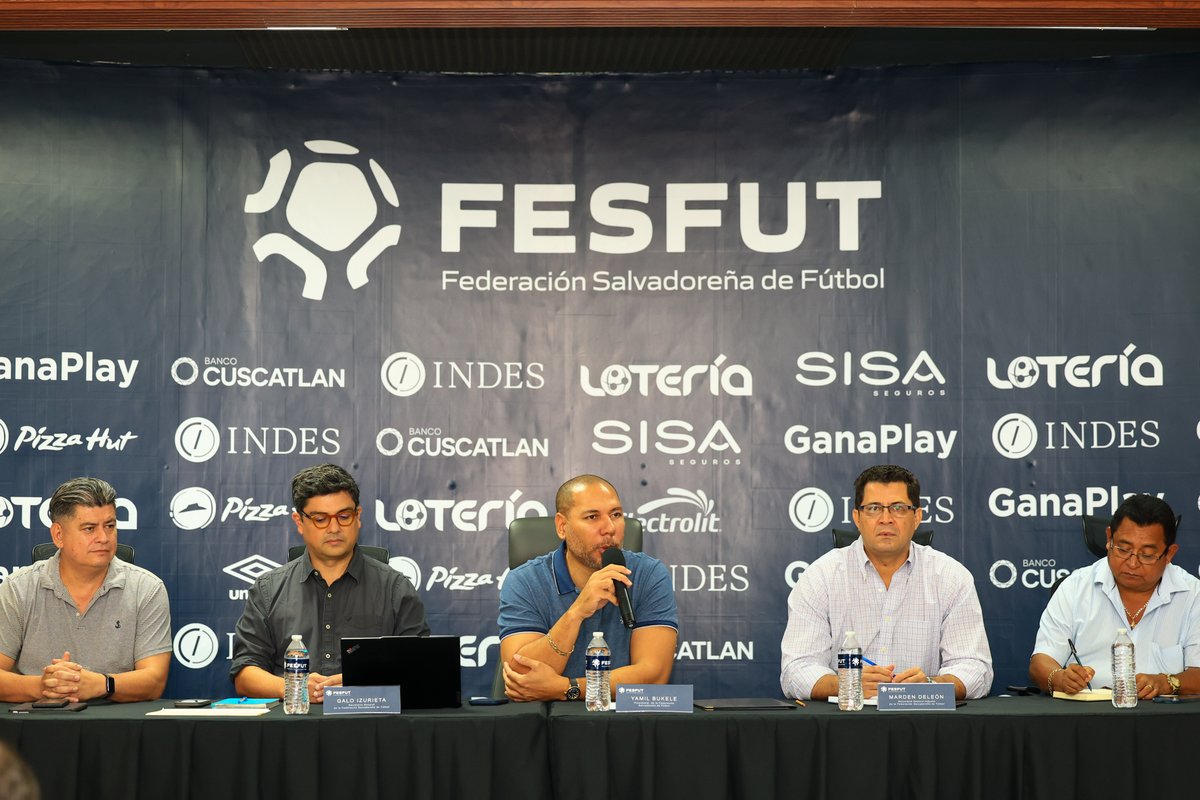 fesfut_sv's tweet photo. Inicia la reunión de trabajo entre el presidente de la FESFUT, @ybukele, y su Comité Ejecutivo con representantes de las 14 RedDFUT, en un espacio orientado al fortalecimiento y desarrollo del fútbol salvadoreño.

#FESFUT #RedDFUT https://t.co/CPq7vt808k
