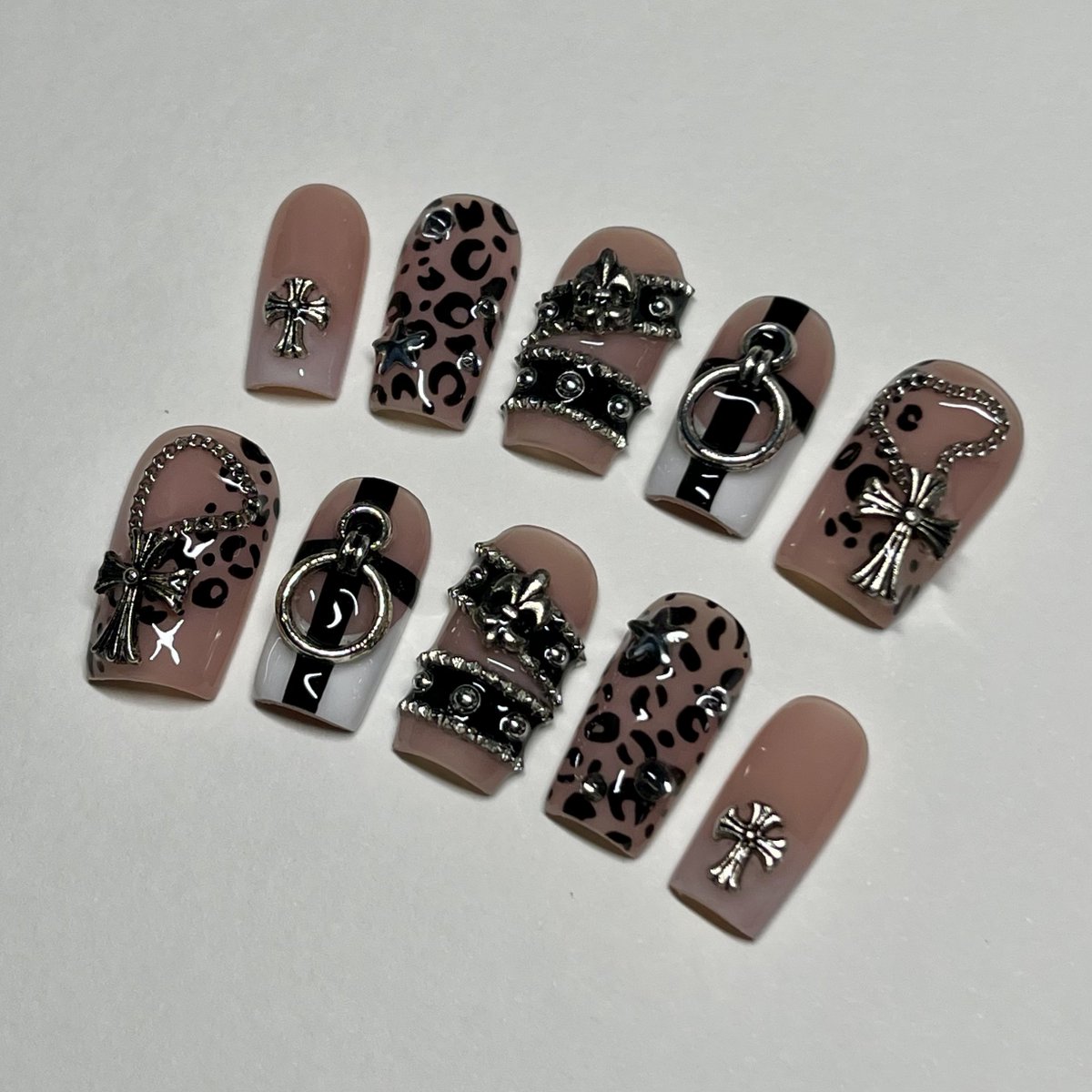 lumin4ughty's tweet photo. my PLAVE and cvnty nails are still available for sale @ #CF22 day 2 !! 😝😝 check out my other sets on IG @/lumiinails__ 🤍

#PLAVE #nailart #pressonnails https://t.co/YfKronGFFU