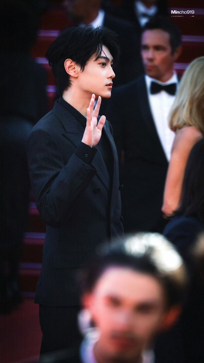 32txxx's tweet photo. Making an appearance at the Cannes International Red Carpet, his Eastern demeanor intertwines with French romance. Composed and measured, his aura naturally stands out.💛✨⚡️

TIAN XUNING CANNES DEBUT
 #XuningxLOrealParisCannes https://t.co/SpCVowXt04