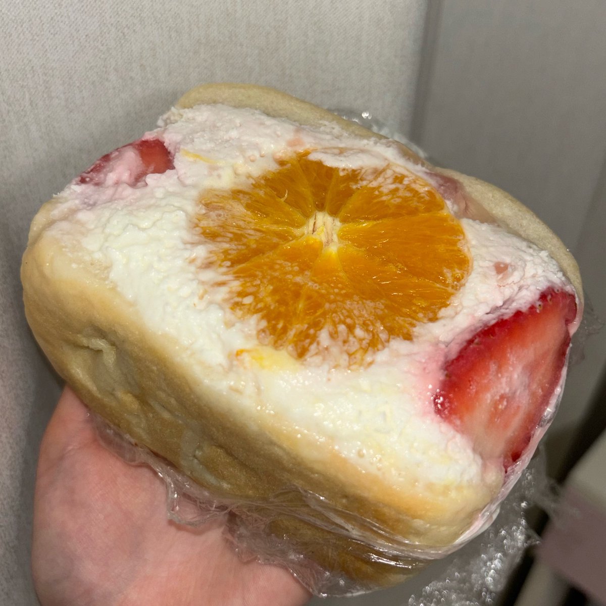 Mrs_breadx2's tweet photo. 샌드베이글 바이럴 당해서 떵개햇다..
맛잇긴 하네요 ^\\\\\\^
딸기&amp;오렌지 + 상큼한 피치 요거트 크림 조합
(근데 이거 어떻게 깨끗하게 먹지요..코랑 턱에 크림이 다 묻어..)

📍후와후와
🥯웨딩피치 샌드 https://t.co/Y0hIQg8yRX