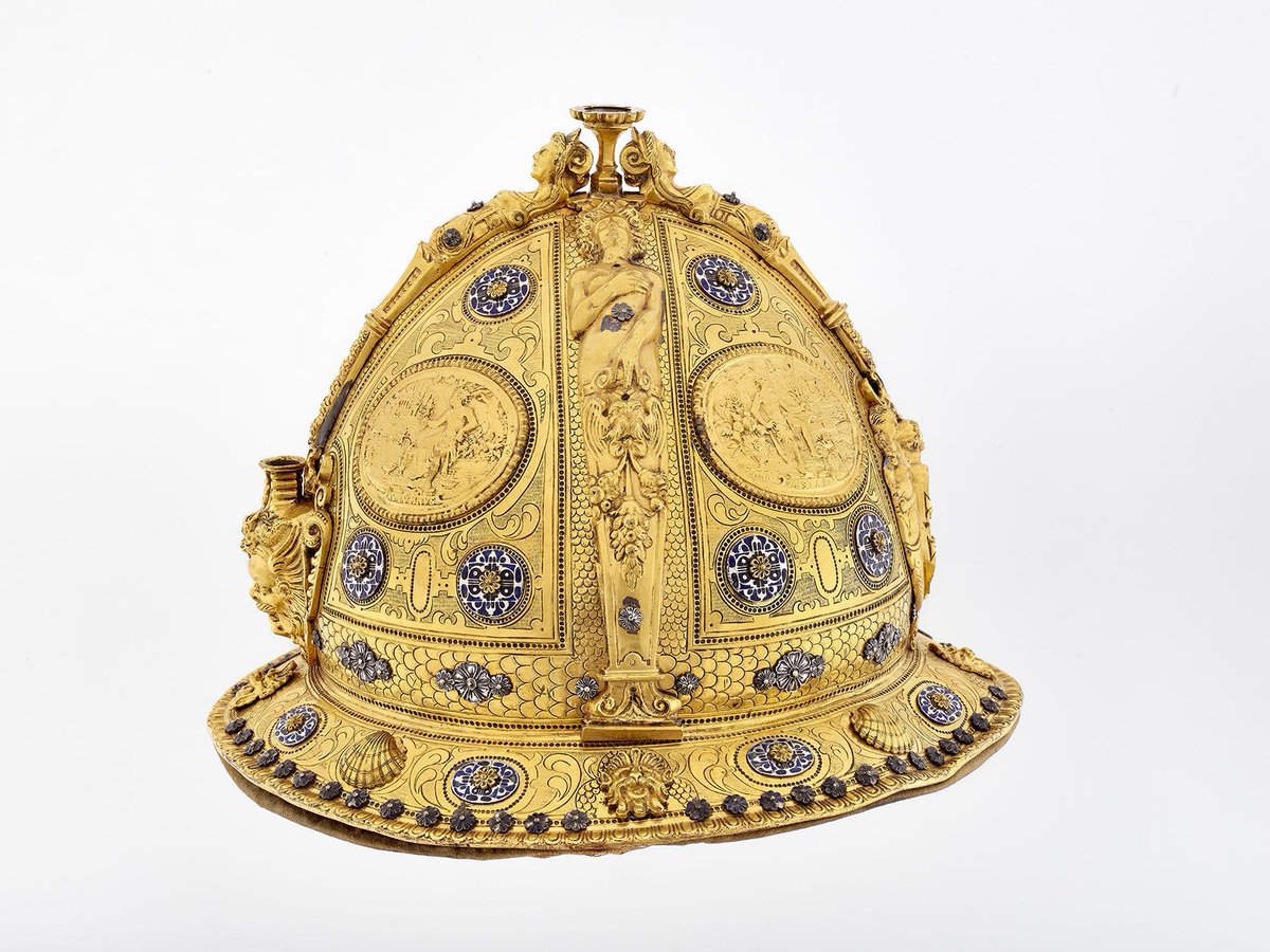TheArmour's tweet photo. A matching #Cabacette and #Rotella made for King Philip III of Spain, attributed to Andrés de Loidi,
Cabacette Length: 11.4 in/28.9 cm
Width: 10.1 in/25.7 cm
Height: 8.3 in/21 cm
Rotella Diameter: 22.9 in/58.2 cm
#Spain, 1616, housed at the #RealArmería, Madrid. https://t.co/olAp6DZ1wu
