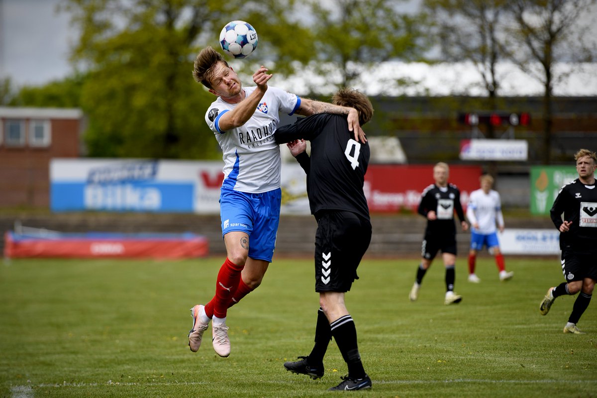 straegaard's tweet photo. Holstebro Boldklub øgede forspringet til andenpladsen i Danmarksseriens oprykningsspil, men smed samtidigt to point og en afgørende fordel med 2-2 hjemme mod Esbjerg

Link til reportage, interviews og flere billeder: https://t.co/cdtb13NYIx https://t.co/AOAsgojtdw