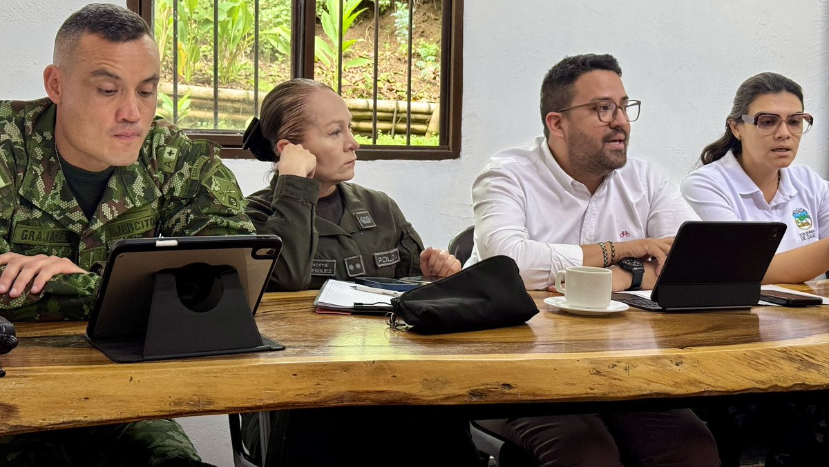 GuilleLondono's tweet photo. Por instrucciones de la gobernadora @DilianFrancisca, lideramos un Consejo Extraordinario de Seguridad en Dagua junto a la alcaldesa Karol Villarejo, @DevalPolicia, @Ejercito_Div3, @FiscaliaCol, @UNPColombia y demás autoridades competentes.

Evaluamos de manera prioritaria las amenazas contra la alcaldesa y la gestora social, así como las condiciones de seguridad del municipio. La @FiscaliaCol ya designó un fiscal especializado para avanzar en la investigación y la @UNPColombia adelanta el estudio de reforzamiento de los esquemas de protección.

Activamos una línea de denuncia para recibir información relacionada con estos hechos y cualquier situación que pueda afectar la seguridad del municipio: 3202976662. Además, se dispondrá de una bolsa de recompensa para obtener información que permita identificar y capturar a los responsables. 

No vamos a permitir que los violentos generen miedo ni afecten la institucionalidad en el territorio. @DilianFrancisca @ValleSeguridad