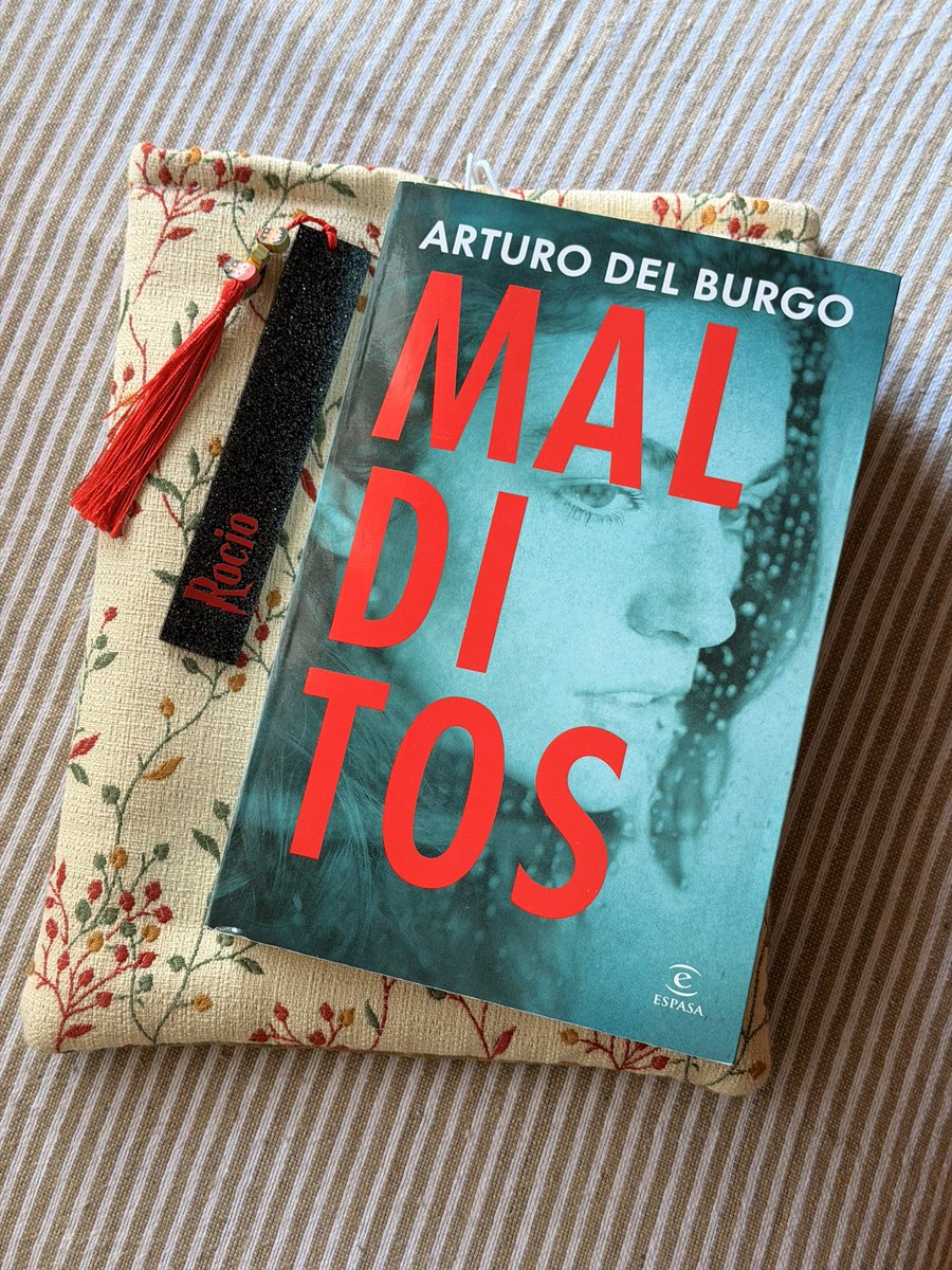 dewdropsro's tweet photo. Como lo he disfrutado! Esta novela no ha hecho más que confirmar que @arturodelburgo me encanta. La historia de René se ve casi desde el principio pero aún así no dejas de leer. La puerta se queda abierta a un segundo libro pero si no fuera así también me vale. https://t.co/ZUxu2mfoGC