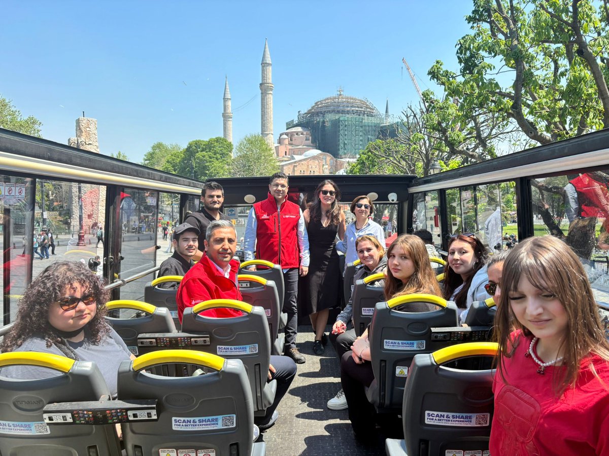 istulasimas's tweet photo. 14 Nisan’da lansmanını gerçekleştirdiğimiz Sultanahmet-Haliç rotamızdaki deneyim turlarımız devam ediyor.

Bu kapsamda, İstanbul Bilgi Üniversitesi Mimarlık ve Restorasyon Meslek Yüksekokulu öğretim üyeleri ve öğrencilerini ağırladık.

Turun ardından düzenlenen söyleşide Genel Müdür Ali Arzuman gençlerle bir araya geldi. Şehir turizmi, kültürel miras ve deneyim odaklı ulaşım üzerine verimli fikir alışverişlerinde bulunuldu.

Gençlerin görüş ve değerlendirmeleriyle zenginleşen buluşma, İstanbul’u daha erişilebilir ve etkileyici bir deneyimle anlatma hedefimize katkı sundu.

#İBB #UmutBurada #BUSFORUS  #Sultanahmet #Haliç #İstanbulUlaşım #BilgiÜniversitesi #KültürelMiras