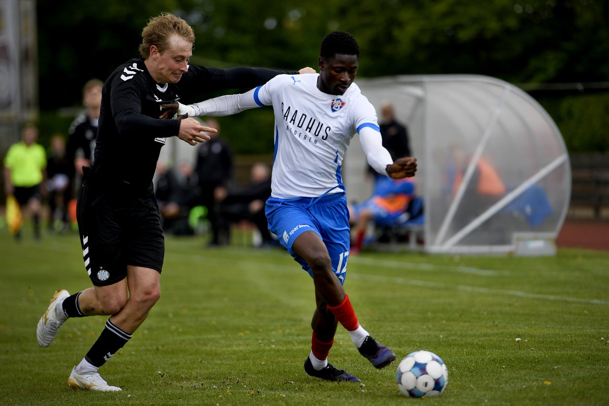 straegaard's tweet photo. Holstebro Boldklub øgede forspringet til andenpladsen i Danmarksseriens oprykningsspil, men smed samtidigt to point og en afgørende fordel med 2-2 hjemme mod Esbjerg

Link til reportage, interviews og flere billeder: https://t.co/cdtb13NYIx https://t.co/AOAsgojtdw