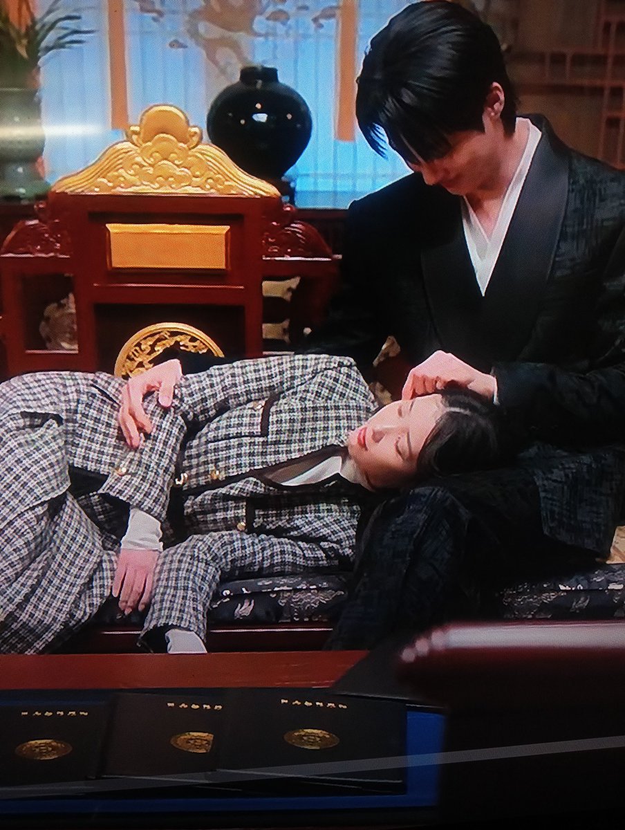 zaikenhuo's tweet photo. That kiss cam ending was so nice tho i still think the two aides kiss at that bus stop is still better lol, I'm gonna miss them all 🥲 #PerfectCrown #PerfectCrownFinale #PerfectCrownEp12 https://t.co/K1NARrH7bf