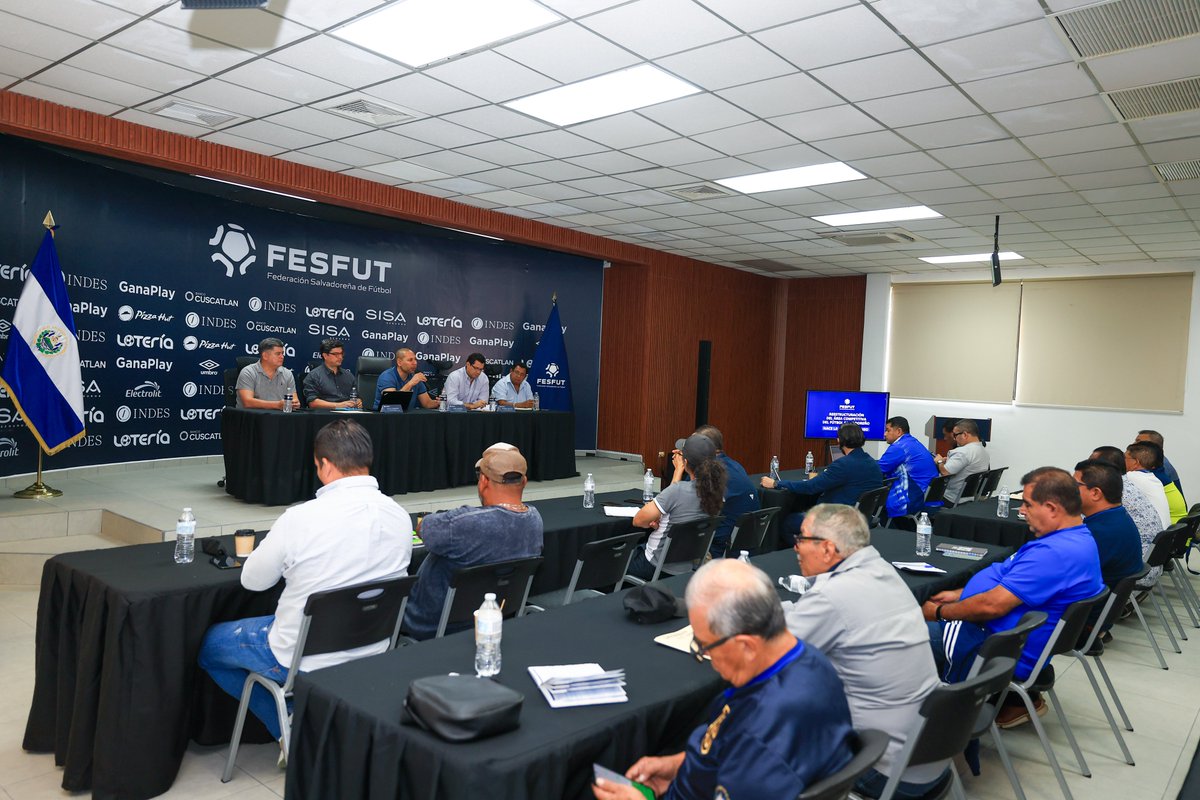 fesfut_sv's tweet photo. @ybukele : "El objetivo de estas reuniones es mantener un espacio directo de diálogo y seguimiento con las 14 RedDFUT. La Federación está aquí para escuchar, responder y también corregir cuando sea necesario”, expresó el presidente de la FESFUT.

#FESFUT #RedDFUT https://t.co/sVHLzQ4QeW