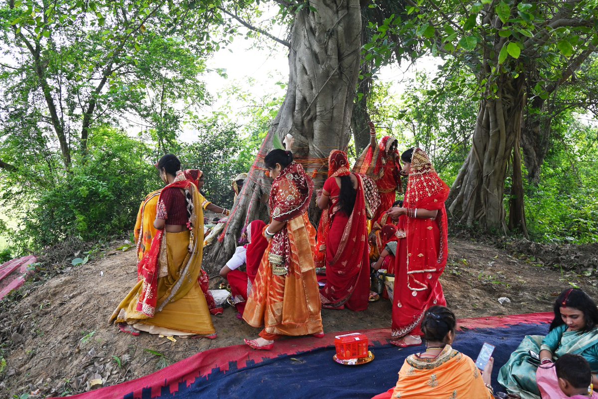 JsrGc's tweet photo. ग्रुप केन्द्र जमशेदपुर के मन्दिर प्रांगण में आज वट सावित्री पूजा एवं कथा का आयोजन किया गया जिसमें कैम्प परिसर के सभी महिलाओं ने पूजा अर्चना किया l यह व्रत भारतीय संस्कृति में पति-पत्नी के अटूट प्रेम, त्याग और समर्पण का प्रतीक माना जाता है l https://t.co/1ZBPLCMdEj