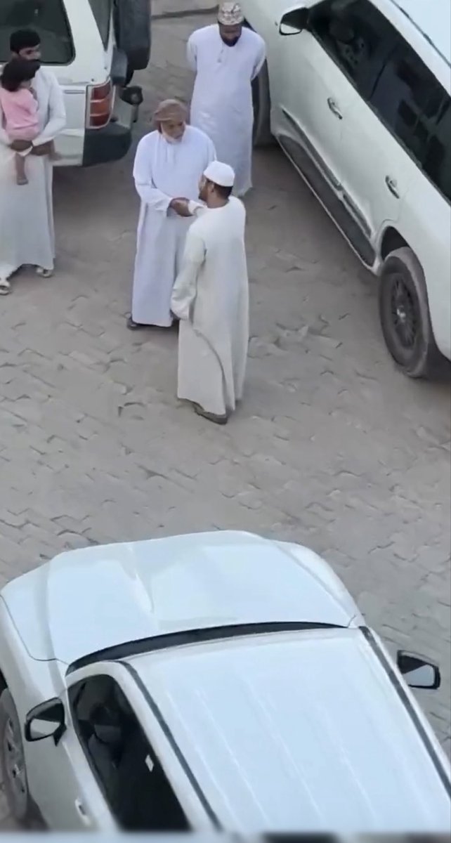 sjadad1's tweet photo. إنّ التقاء صاحب السمو السيد ذي يزن بالمواطنين، والسلام عليهم، والاختلاط بهم، والاستماع إلى همومهم وتطلعاتهم بعيدًا عن الرسميات واللقاءات المبرمجة والندوات التقليدية، يُعدّ الطريق الأقرب والأقصر إلى قلوب الناس ، لا سيما حين تقترن هذه الممارسات الاجتماعية بلمسات إنسانية صادقة تتجاوز الروتين والبيروقراطية، من خلال إيجاد حلول عاجلة وفورية لبعض المطالب التي يلمسها سموه بنفسه على أرض الواقع.

كما أنّ هذه اللقاءات المباشرة تمنح سموه مساحة أوسع لاكتساب الخبرة والمعرفة في فهم أبناء شعبه والتعامل مع مختلف شرائح المجتمع، بعيدًا عن التقارير المكتبية والصور النمطية.

ولعلّ التاريخ القريب يقدّم لنا نموذجًا حيًا في ذلك ، فقد كان السلطان الراحل السلطان قابوس بن سعيد رحمه الله ، في بدايات حكمه وحتى قبل توليه مقاليد السلطة، يحرص على الاحتكاك المباشر بالمواطنين، فيخالطهم ويجالسهم، بل ويشاركهم شرب الشاي تحت ظلال الأشجار وفي بيوتهم البسيطة. وقد أكسبه ذلك معرفة دقيقة بأحوال الناس، وفهمًا عميقًا لمشاعرهم واحتياجاتهم، فحصد احترام المجتمع ومحبتهم اللامحدودة.

وأنا على يقين بأن ما يقوم به صاحب السمو من لقاءات مباشرة واحتكاك ��نساني بالمواطنين سيخلق كيمياء اجتماعية فريدة بينه وبين أبناء شعبه كيمياء قوامها الثقة والمحبة والقرب، وستزيد بلا شك من رصيده في قلوب المواطنين، ومن مساحة التقدير والاحترام التي يحظى بها بينهم.