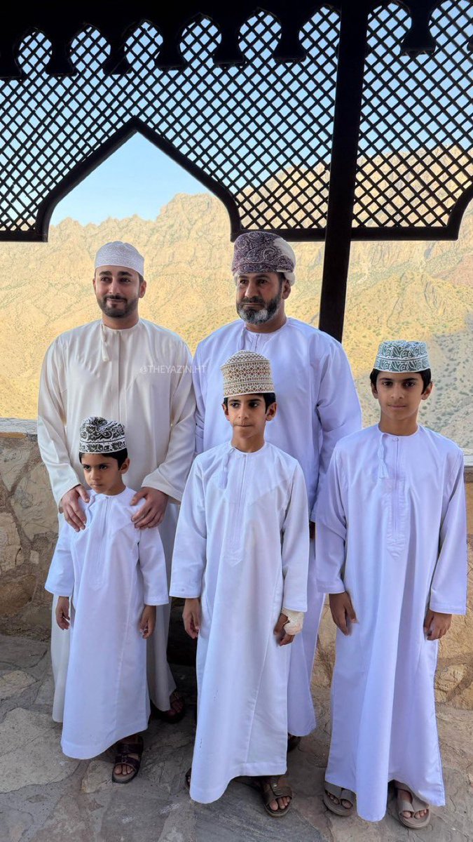sjadad1's tweet photo. إنّ التقاء صاحب السمو السيد ذي يزن بالمواطنين، والسلام عليهم، والاختلاط بهم، والاستماع إلى همومهم وتطلعاتهم بعيدًا عن الرسميات واللقاءات المبرمجة والندوات التقليدية، يُعدّ الطريق الأقرب والأقصر إلى قلوب الناس ، لا سيما حين تقترن هذه الممارسات الاجتماعية بلمسات إنسانية صادقة تتجاوز الروتين والبيروقراطية، من خلال إيجاد حلول عاجلة وفورية لبعض المطالب التي يلمسها سموه بنفسه على أرض الواقع.

كما أنّ هذه اللقاءات المباشرة تمنح سموه مساحة أوسع لاكتساب الخبرة والمعرفة في فهم أبناء شعبه والتعامل مع مختلف شرائح المجتمع، بعيدًا عن التقارير المكتبية والصور النمطية.

ولعلّ التاريخ القريب يقدّم لنا نموذجًا حيًا في ذلك ، فقد كان السلطان الراحل السلطان قابوس بن سعيد رحمه الله ، في بدايات حكمه وحتى قبل توليه مقاليد السلطة، يحرص على الاحتكاك المباشر بالمواطنين، فيخالطهم ويجالسهم، بل ويشاركهم شرب الشاي تحت ظلال الأشجار وفي بيوتهم البسيطة. وقد أكسبه ذلك معرفة دقيقة بأحوال الناس، وفهمًا عميقًا لمشاعرهم واحتياجاتهم، فحصد احترام المجتمع ومحبتهم اللامحدودة.

وأنا على يقين بأن ما يقوم به صاحب السمو من لقاءات مباشرة واحتكاك ��نساني بالمواطنين سيخلق كيمياء اجتماعية فريدة بينه وبين أبناء شعبه كيمياء قوامها الثقة والمحبة والقرب، وستزيد بلا شك من رصيده في قلوب المواطنين، ومن مساحة التقدير والاحترام التي يحظى بها بينهم.