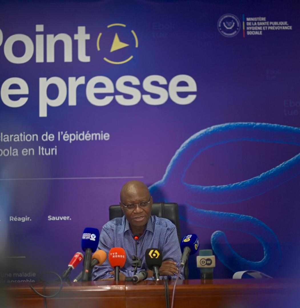Insprdc's tweet photo. 🚨🇨🇩 #INSP/#COUSP | Riposte à Ebola en #Ituri : le Gouvernement renforce la coordination des interventions. 
Le Directeur Général de l’Institut National de Santé Publique (#INSP), le Dr Mwamba Kazadi Dieudonné, a pris part au point de presse animé par Son Excellence Monsieur le Ministre de la Santé Publique, Hygiène et Prévoyance Sociale, relatif à l’épidémie de la maladie à virus #Ebola déclarée le 14 mai 2026 en province de l’#Ituri.
Au cours de cette intervention, le Ministre a retracé le contexte de survenue de cette épidémie et a souligné le rôle central de l’#INSP dans la coordination technique de la riposte à travers le Centre des Opérations d’Urgence de Santé Publique (#COUSP).
Le Gouvernement a rassuré l’opinion nationale sur la mobilisation des moyens nécessaires pour contenir rapidement l’épidémie et protéger les populations affectées.
Le Ministre a également appelé les communautés au respect strict des mesures de prévention afin de limiter la propagation du virus.
#RDC #Ebola #SantéPublique #INSP #COUSP
@Presidence_RDC @PrimatureRDC @MinSanteRDC @AfricaCDC @OMSRDCONGO @UNICEFDRC @OMS_Afrique @CDCgov @Enabel_en_RDC @ugpdss @Banquemondiale @MSFcongo @SANRU_asbl @JicaRdc @inrb_kinshasa @rogerkamba @MwambaKazadiOff