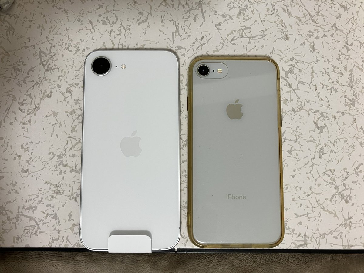 bow_914's tweet photo. 夏にあと2年は使おうと思ってバッテリー交換したiPhoneSE(第3世代)でしたが、残念ながらGW中にSuicaを全く使わなかった間にNFCが壊れたらしくタッチ決済等が全くできなくなってしまったので、思い切って7eへ機種変しました。まだ慣れておらずついつい下の真ん中をポチポチしてしまうww
つーかデカいよw https://t.co/mLQVvOn8RK