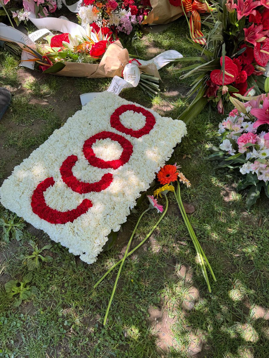 CCOOsanitat's tweet photo. Avui @CCOOsanitat i la nostra ofrena floral al 33è Memorial Internacional de la SIDA https://t.co/bh0BpZAL5U