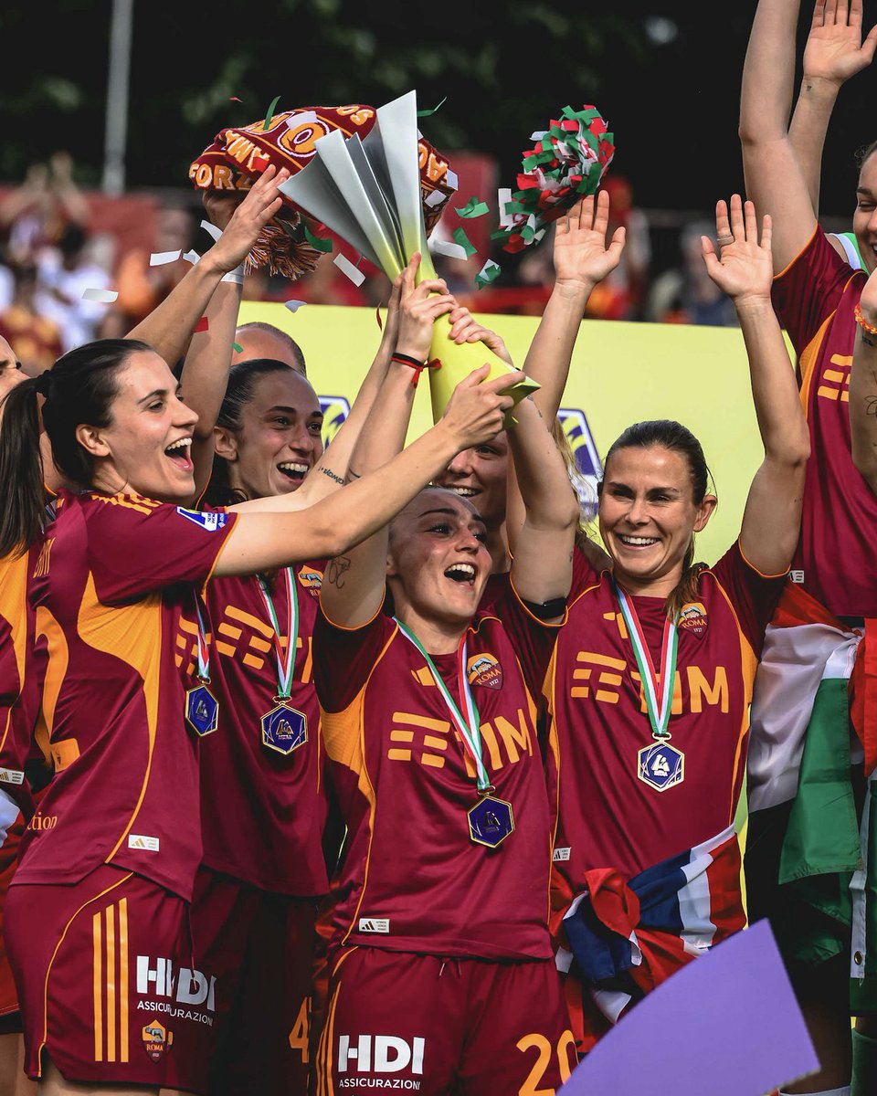 ASRomaFemminile's tweet photo. In alto 🟡🏆🇮🇹🔴 https://t.co/QlTBcLMxg0