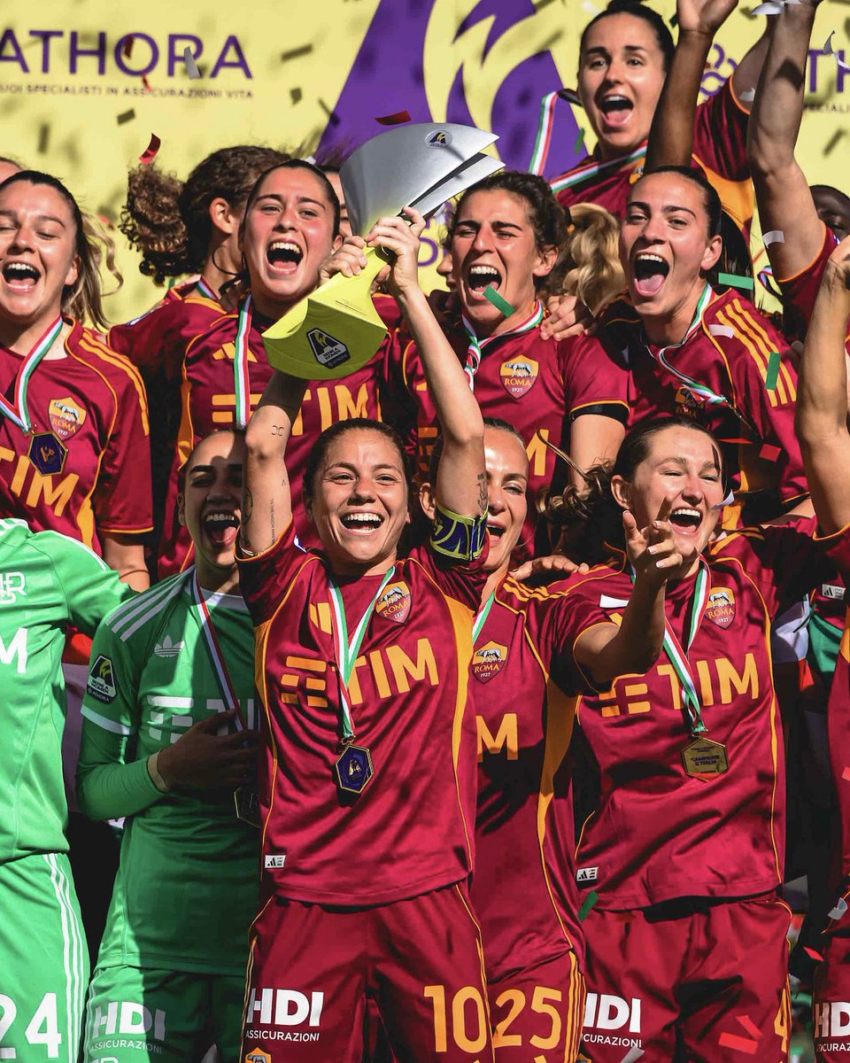ASRomaFemminile's tweet photo. In alto 🟡🏆🇮🇹🔴 https://t.co/QlTBcLMxg0