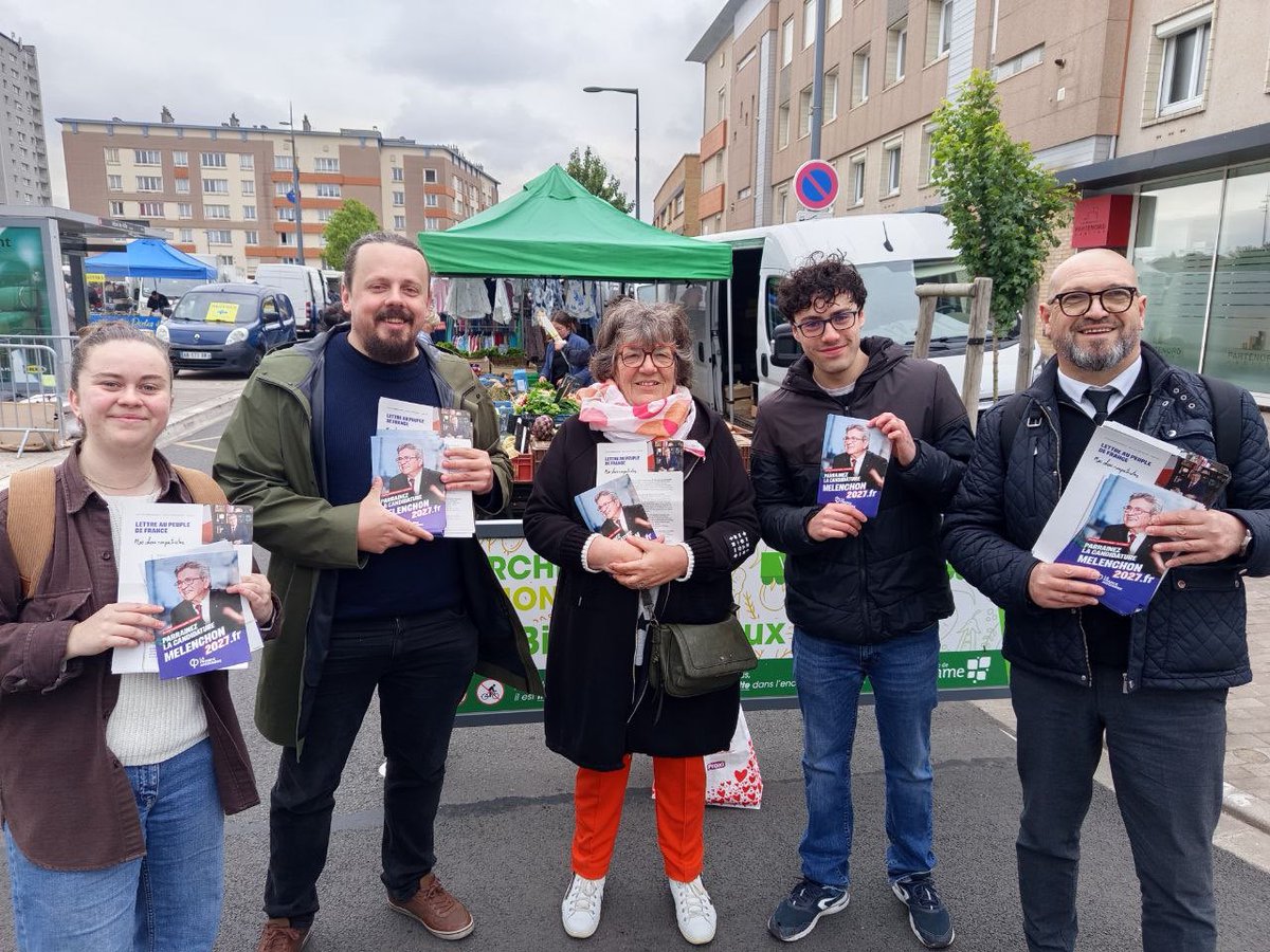 Elizabeth__182's tweet photo. Ce matin, sur le marché de #Lomme les militants distribuent la lettre au peuple de France. De Jean-Luc Mélenchon. 

Les 270 000 parrainages citoyens viennent d’être atteints ! La progression est 4 fois plus rapide qu'en 2022. 

Continuez de signer sur https://t.co/vb7vwsIyYX https://t.co/rU3g0mgkiL