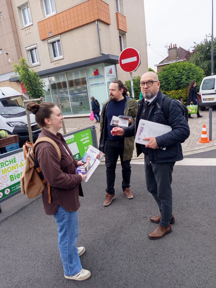 Elizabeth__182's tweet photo. Ce matin, sur le marché de #Lomme les militants distribuent la lettre au peuple de France. De Jean-Luc Mélenchon. 

Les 270 000 parrainages citoyens viennent d’être atteints ! La progression est 4 fois plus rapide qu'en 2022. 

Continuez de signer sur https://t.co/vb7vwsIyYX https://t.co/rU3g0mgkiL
