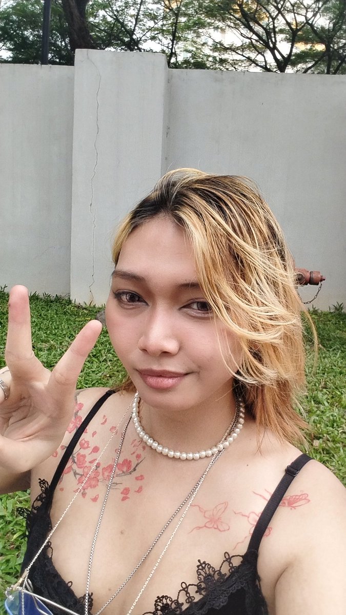 flatchest3d's tweet photo. Going too CF today
 internet connection in CF feels like i'm in the middle of the jungle https://t.co/Ecz5F6taiB