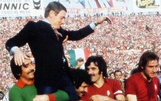 ComunqueMilan's tweet photo. Pur non essendo troppo stimati dai tifosi del #Torino, e pur non avendo troppa stima di @SkySport, ci sentiamo di consigliare la serie #Toro76, uscita per l'#anniversario del 7° scudetto vinto dal @TorinoFC_1906. A parte il romanticismo, si ride molto. E ci sono baffi ovunque. https://t.co/t8SjXAqp3s