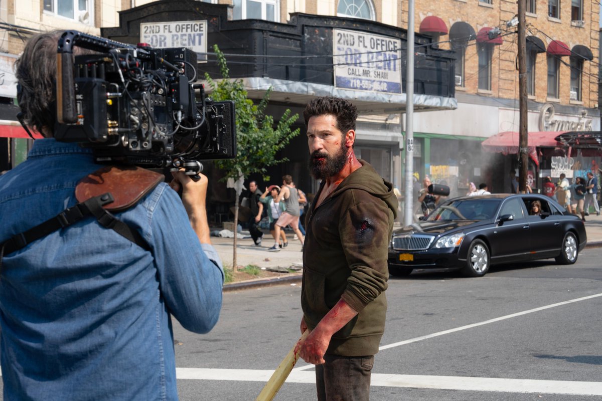 AgentedeMarvel_'s tweet photo. Jon Bernthal detrás de las cámaras de The Punisher: One Last Kill. https://t.co/1VLm8oTDiF